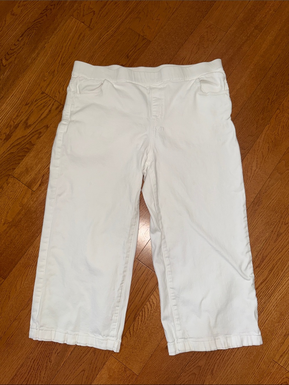 White Women's Pull-On Capri Pants